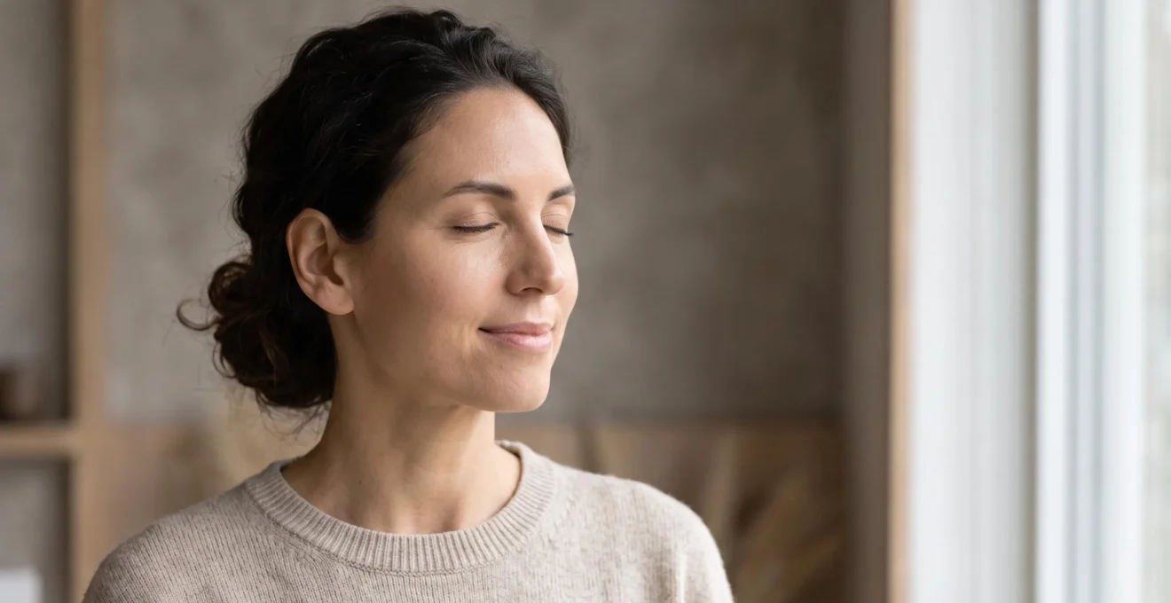 Portrait serein d'une personne au teint lumineux illustrant l'amélioration progressive de la peau sans chirurgie