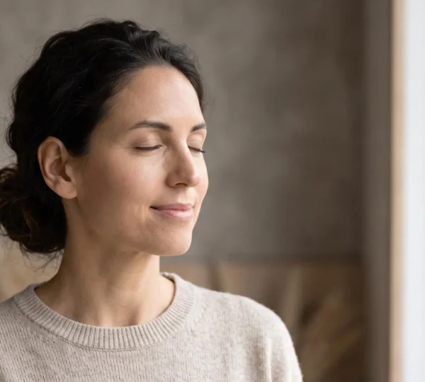 Portrait serein d'une personne au teint lumineux illustrant l'amélioration progressive de la peau sans chirurgie
